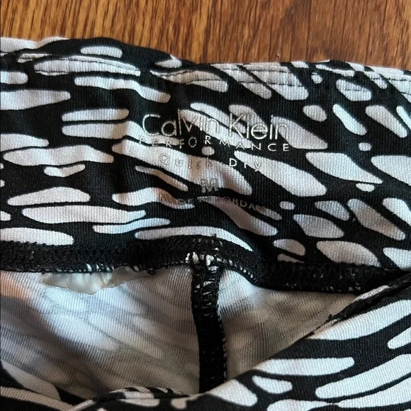 Calvin Klein Performance “Quick Dry” Black & White Abstract Print Capri Leggings - Picture 3 of 5